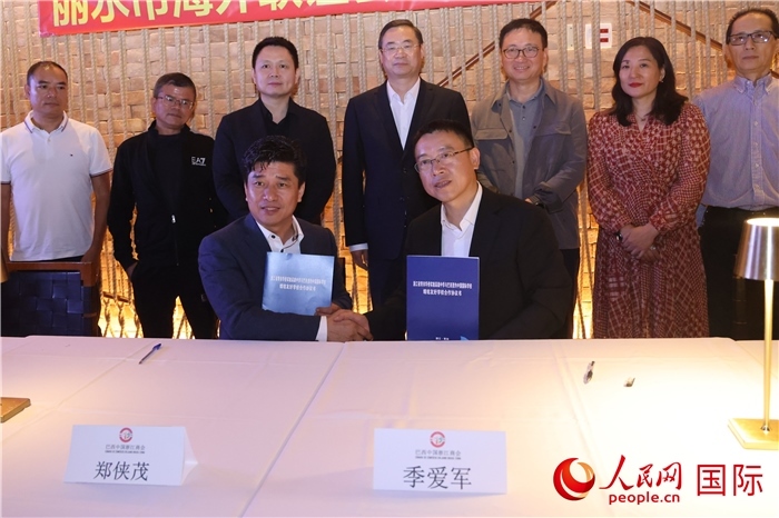 浙江省青田華僑實(shí)驗(yàn)高級(jí)中學(xué)與巴西里約中國(guó)國(guó)際學(xué)校在座談會(huì)上締結(jié)為友好學(xué)校，青田縣人民政府僑務(wù)辦公室主任季愛軍和擔(dān)任巴西里約中國(guó)國(guó)際學(xué)校董事長(zhǎng)的鄭俠茂作為代表簽署協(xié)議。 人民網(wǎng)記者 時(shí)元皓攝