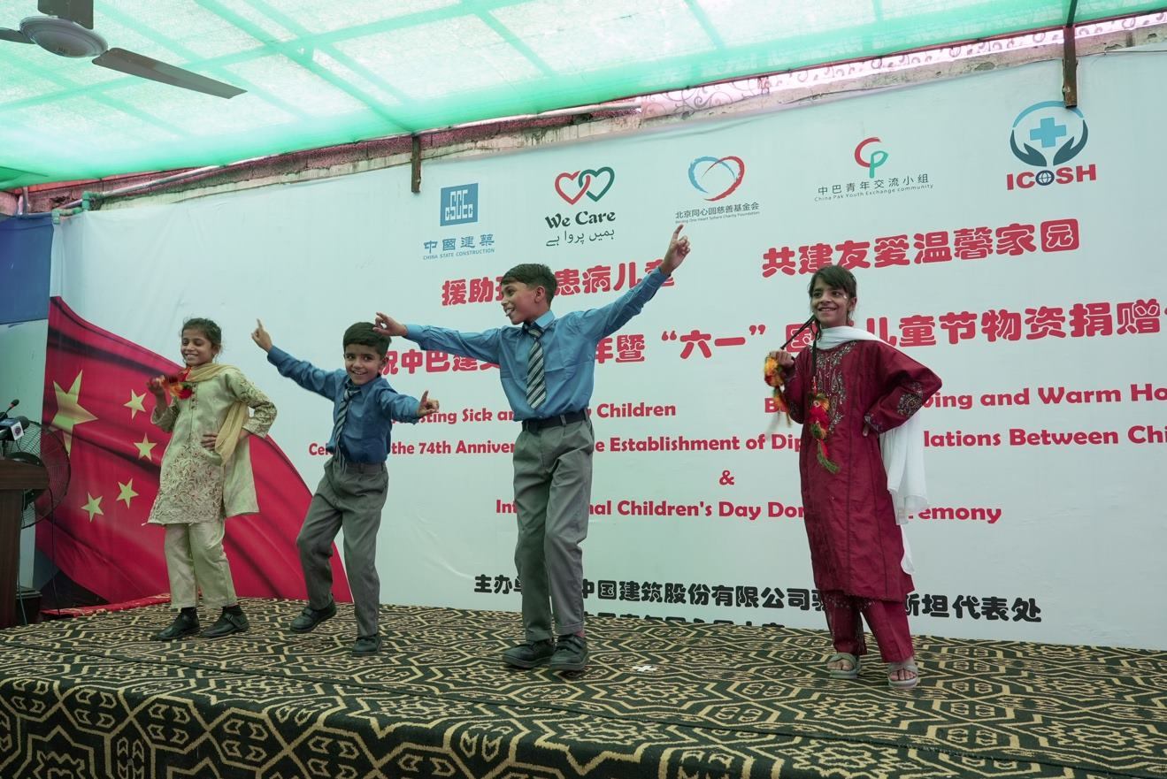 受捐孤兒在活動現(xiàn)場表演自己創(chuàng)作的舞蹈節(jié)目。瓦加斯·阿赫邁德攝