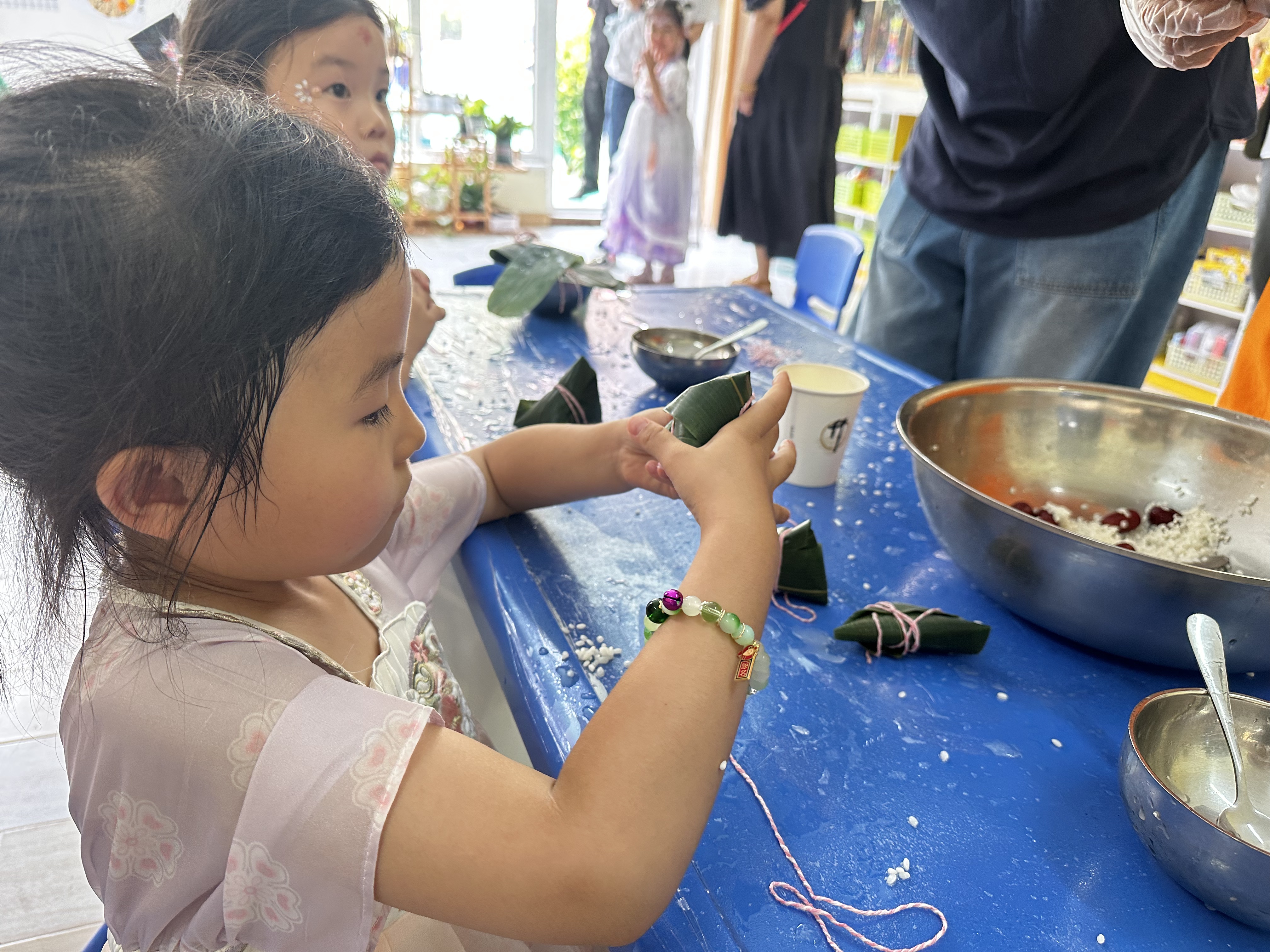 小朋友在體驗(yàn)包粽子。人民網(wǎng)記者 楊虞波羅攝