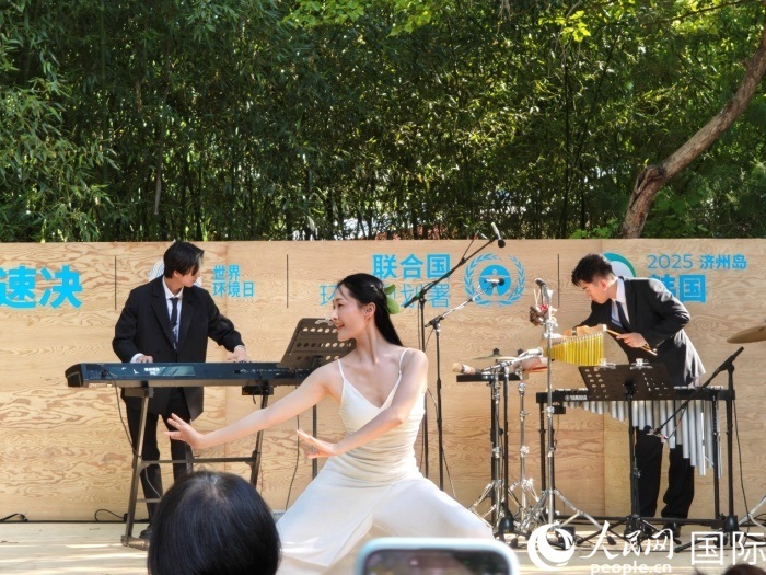 《舞，自然》舞蹈表演。人民網(wǎng)記者 李明攝