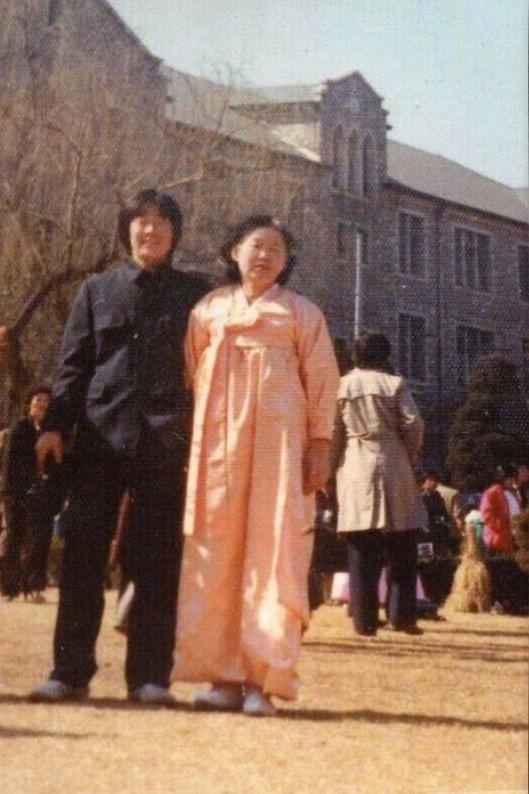 1982年，李在明身著校服，與母親一起參加大學(xué)開學(xué)典禮。圖片來源：李在明競選團(tuán)隊(duì)
