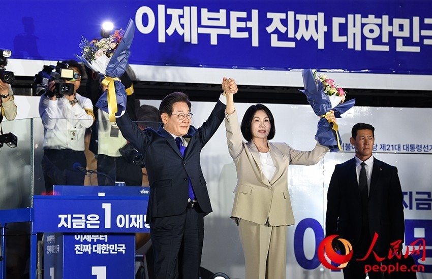 6月4日凌晨，確定當(dāng)選韓國總統(tǒng)的李在明舉手向歡呼的支持者們致意。 人民網(wǎng) 康炯彬攝